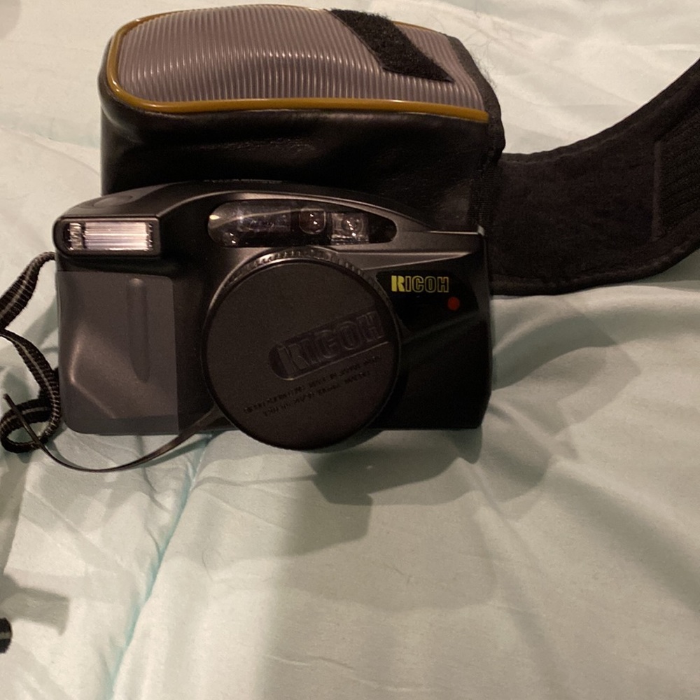 Camera and case - Picture 3 of 3